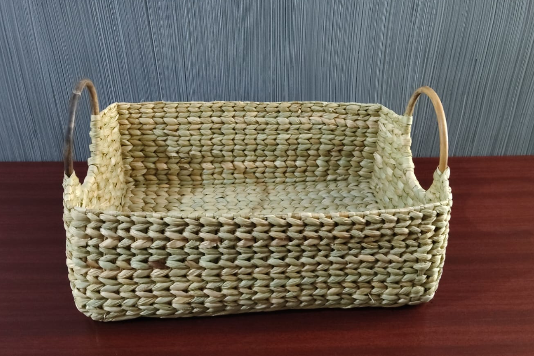 HITHA SEAGRASS HANDWOVEN- RECTANGLE BASKET WITH WOODEN HANDLE-EKG067